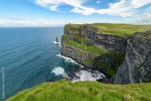 Vista panoramica delle scogliere di Moher, una delle attrazioni turistiche più popolari in Irlanda, Contea di Clare