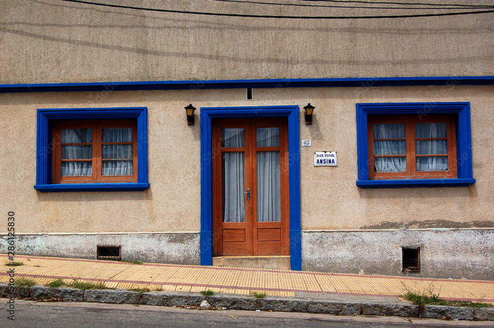 casa antigua color azul simetrica casa antigua color azul simetrica