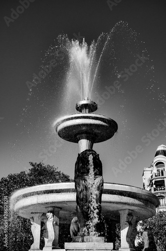Fontaine Parisienne bnw