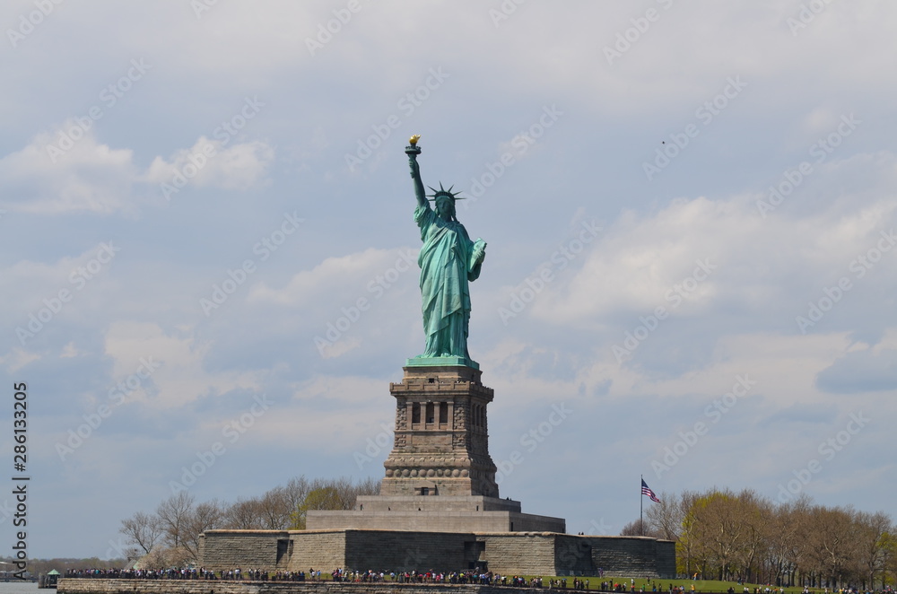 Fototapeta premium Statua Wolności sfotografowana z daleka z łodzi na rzece Hudson