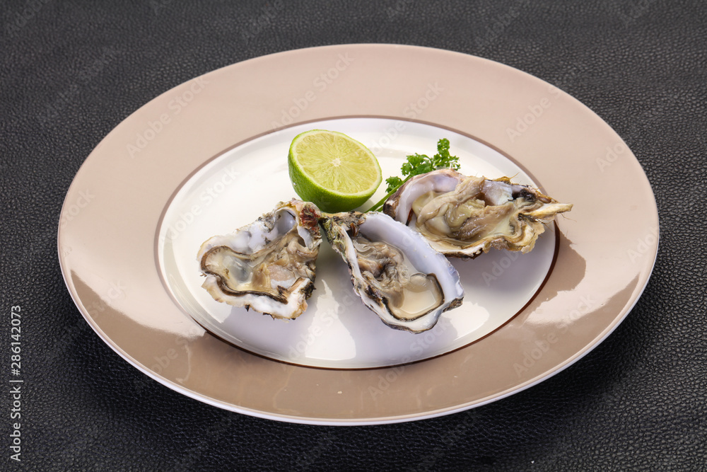 Oysters with lime and parsley