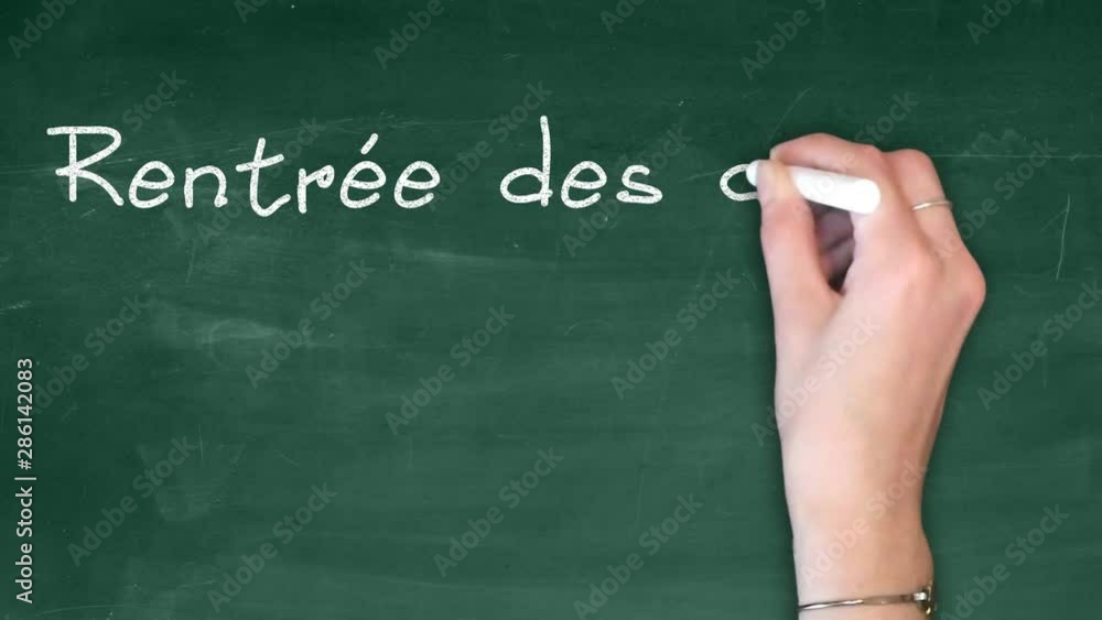 main de femme au tableau - rentrée des classe main de femme au tableau - rentrée des classe