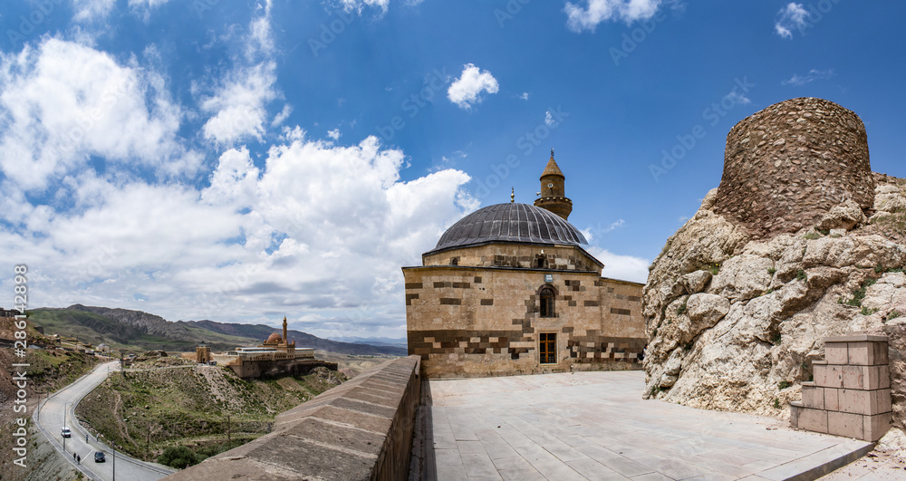 Dogubayazıt, Turkey: view of the mosque Eski Bayezid Cami, the ancient castle of Old Beyazit and the Ishak Pasha Palace, semi-ruined palace and administrative complex of Ottoman period (1685-1784)