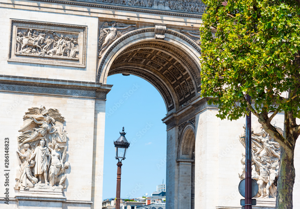 Obraz premium Close up of world famous Arc de Triomphe in Paris