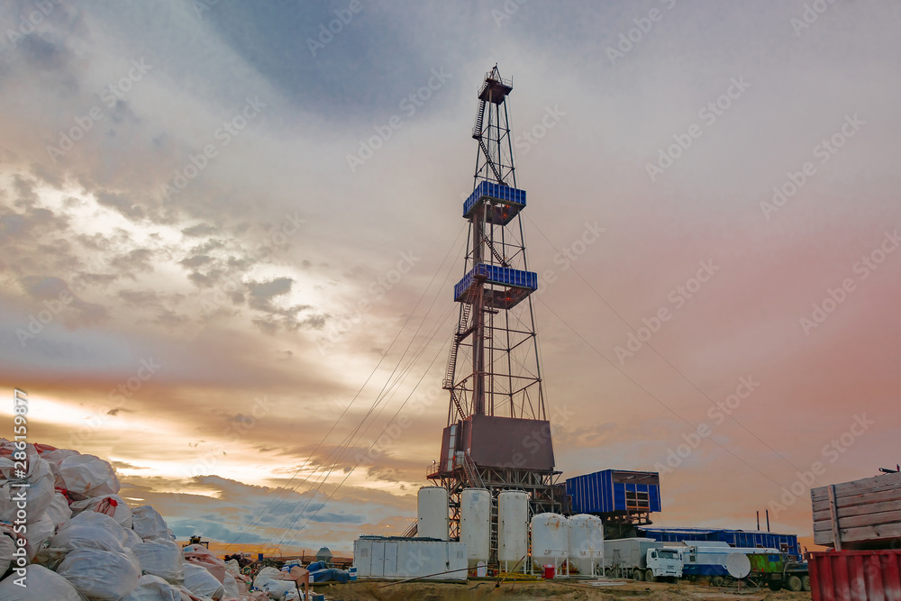 Drilling rig with a tower tower. Downstairs is the drilling equipment ...