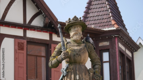 Reutlingen, Deutschland: Diese Statue von Kaiser Maximilian II (Maximilianbrunnen) von 1570 steht auf dem Reutlinger Marktplatz