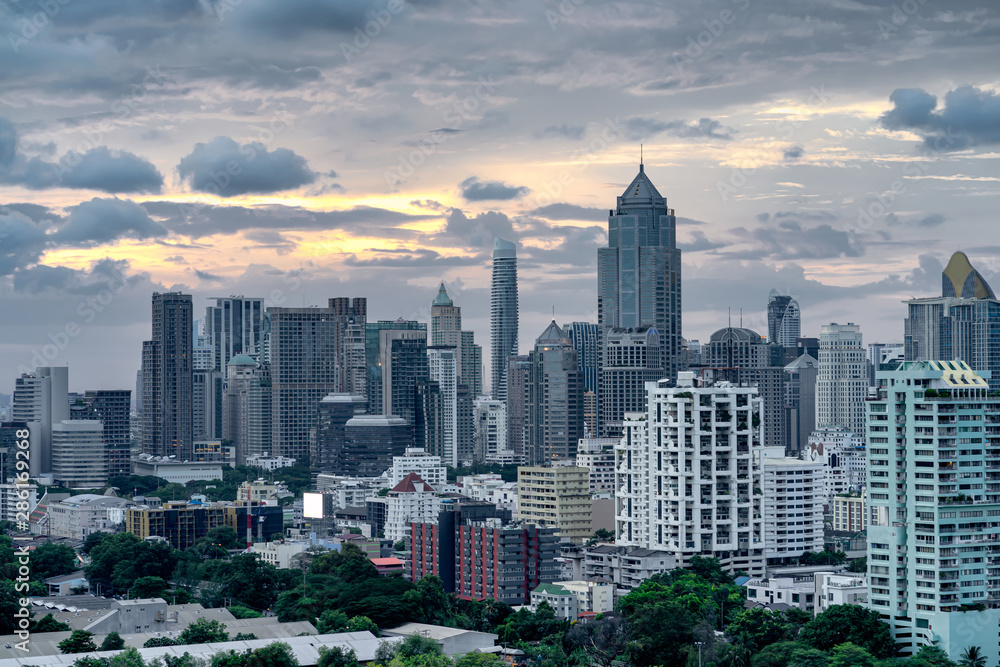 Obraz premium Bangkok cityscape, many modern building of midtown on twilight