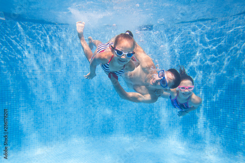 Obraz na płótnie family in swimming pool w salonie