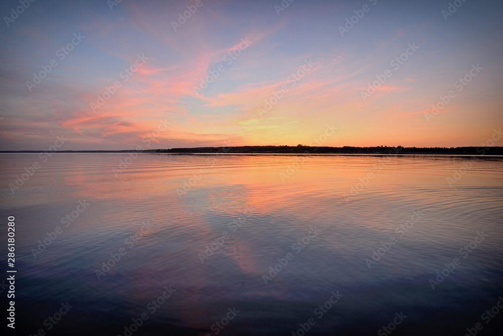 Sunset on the lake. - obrazy, fototapety, plakaty 