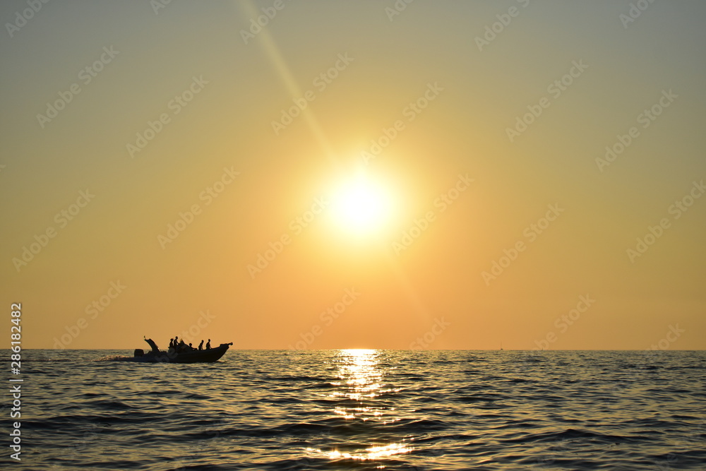 Il tramonto a capo Palinuro durante una gita in barca Il tramonto a capo Palinuro durante una gita in barca