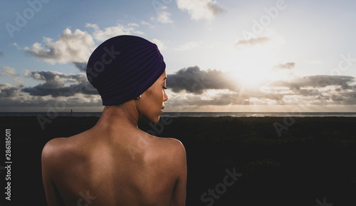 Fotografia Portrait of beautiful African American woman at sunset wearing turban