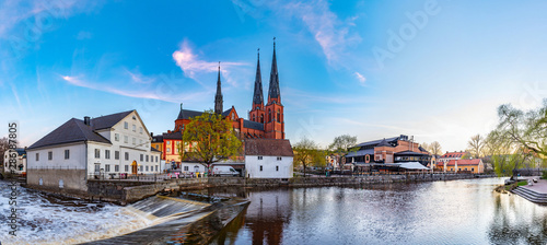 Foto Sunset view of white building of Uppland museum and cathedral in Uppsala, Sweden