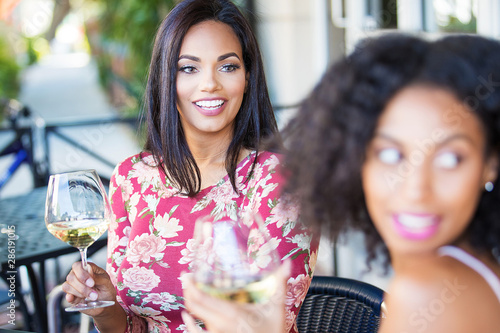 Canvas Print Beautiful woman drinking wine