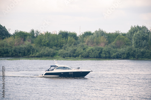 Speedboat on the river © prod 2BEREGA