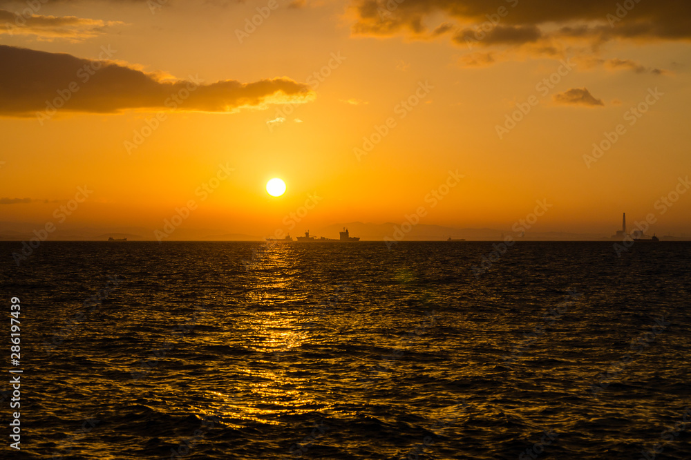 朝の太陽と海と沖の船影とDSC4681