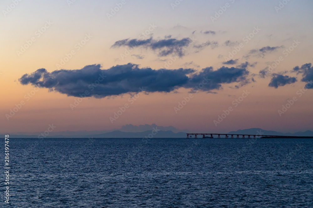 夜明け前の海と雲と遠くの山々DSC5396
