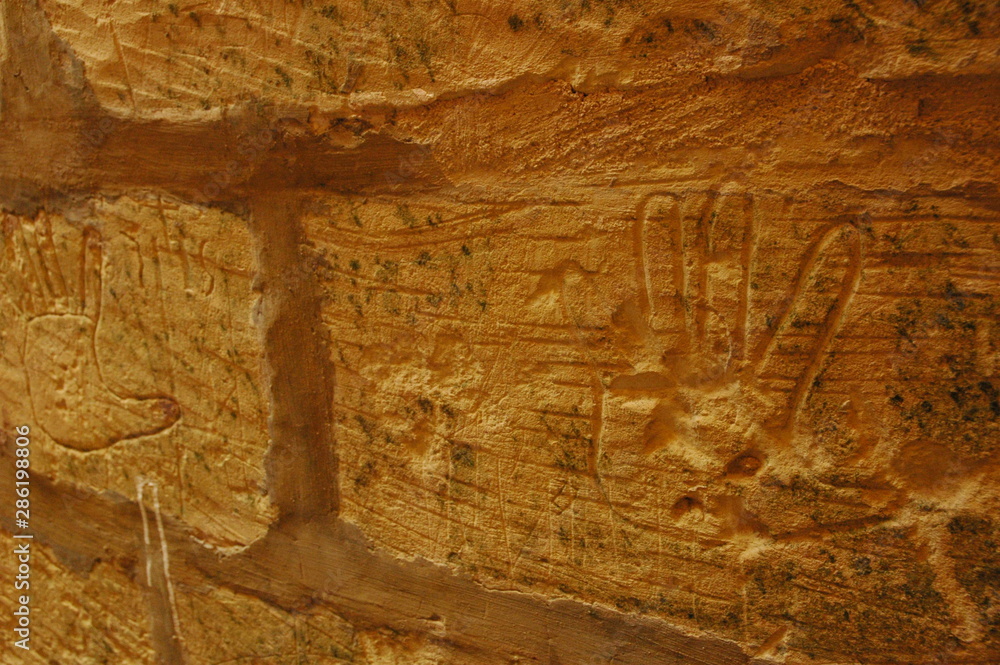Obraz premium Hand carved on an ancient wall