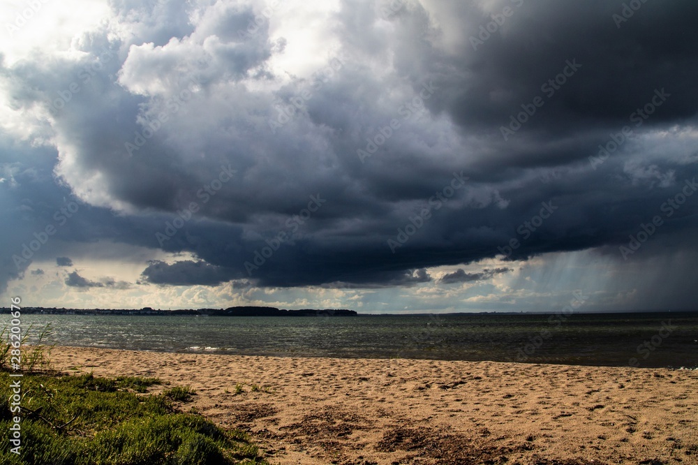 Fototapeta premium dunkle Wolkenfront über der Ostsee