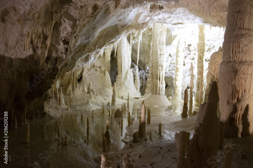 grotta con stalattiti e stalagmiti