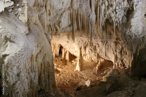 grotte con stalattiti e stalagmiti