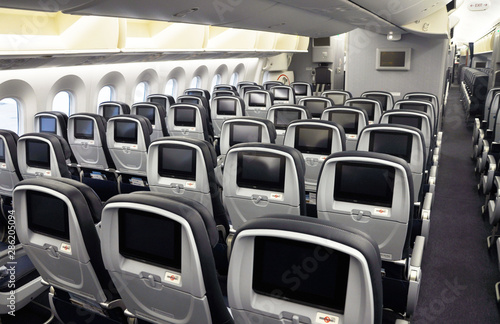 Foto Commercial airplane seats with inflight entertainment displays/screens viewed fr