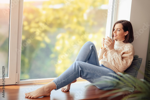 Beautiful young woman drink...