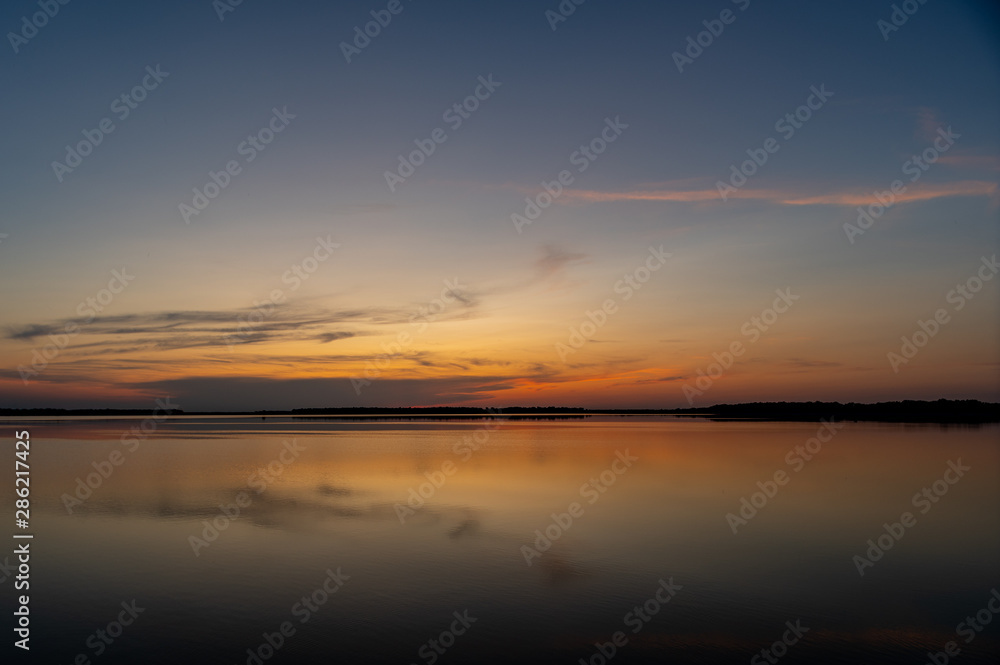 Naklejka premium Odbicia zachodu słońca 2