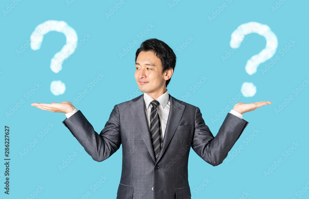 比較する男性 比較する男性