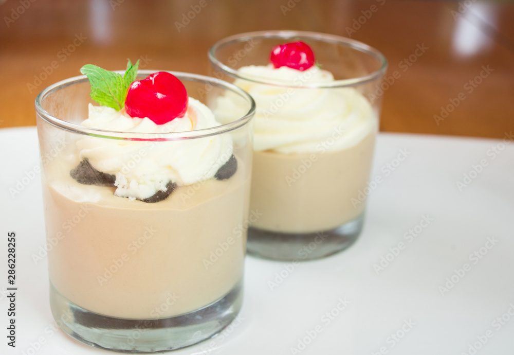 Dulces postres en vasos Dulces postres en vasos