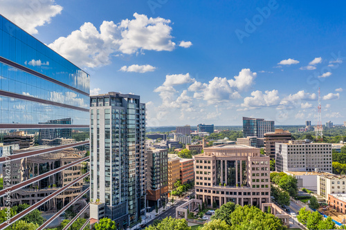 Fotografia Aerial view midtown Atlanta with reflection in building