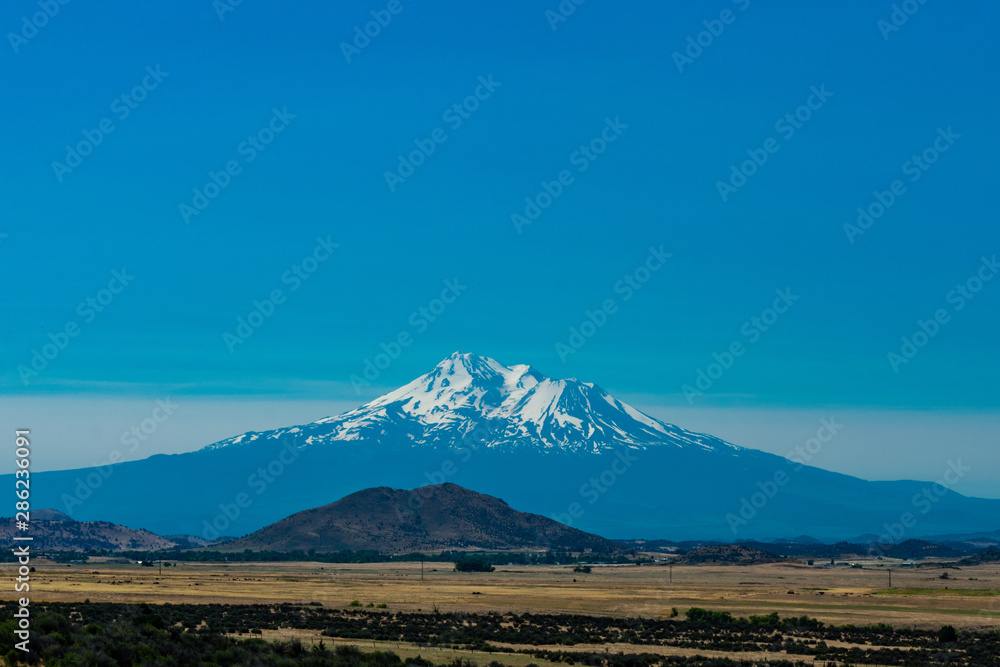 Obraz premium A View of Mount Shasta
