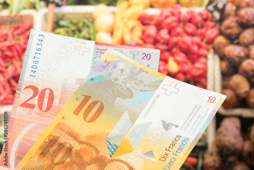 Geldscheine Schweizer Franken und Lebensmittel