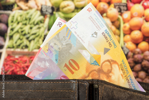 Geldbörse, Schweizer Franken und Lebensmittel