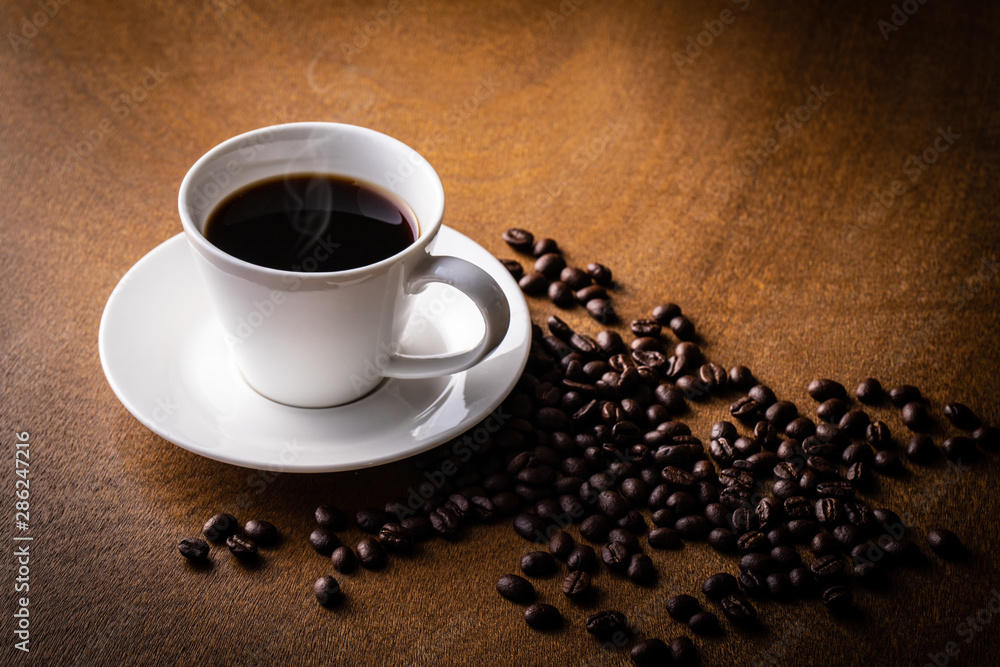 Obraz premium ホットコーヒーとコーヒー豆