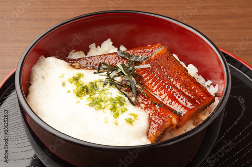 うなとろ丼 photo