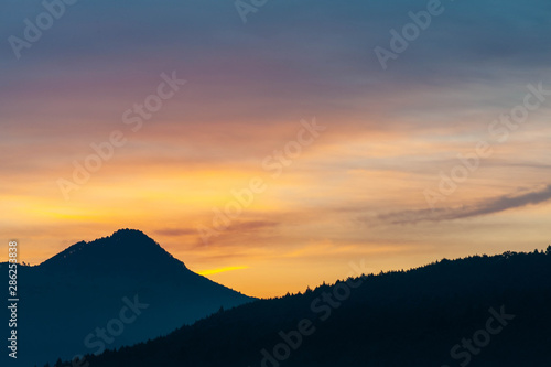美しい朝焼けした空と山