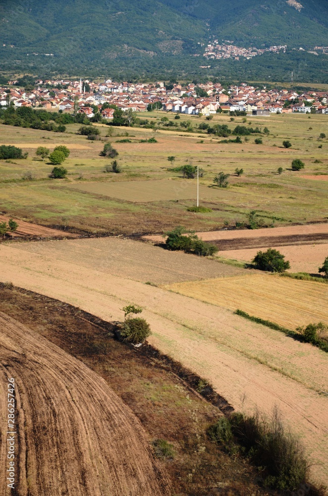 Fototapeta premium Macédoine du Nord : Vues aériennes de la campagne entre Ohrid et Struga depuis une montgolfière