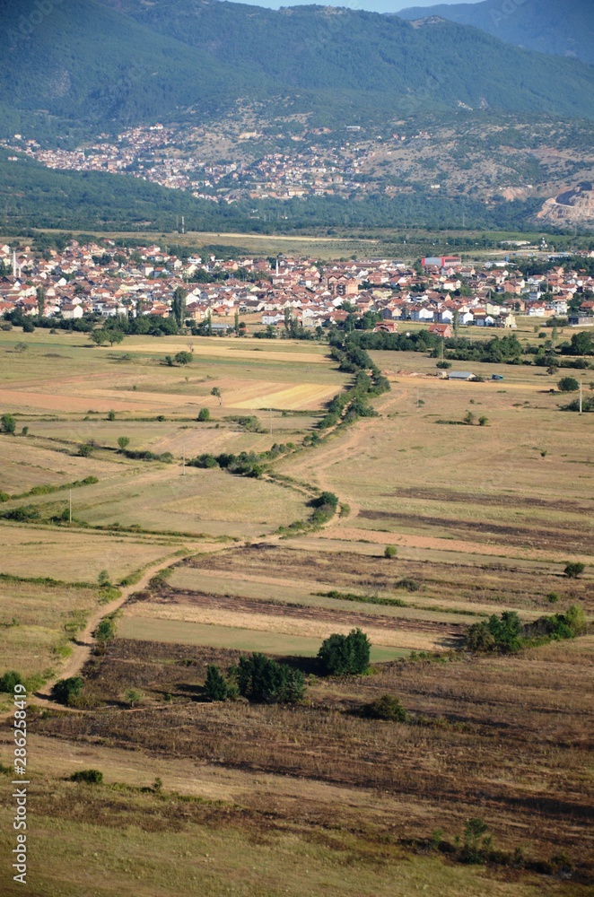 Fototapeta premium Macédoine du Nord : Vues aériennes de la campagne entre Ohrid et Struga depuis une montgolfière