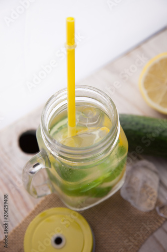 Bebida Detox de limón con pepino, dieta Detox