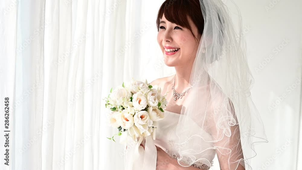 笑顔で見上げる新婦 笑顔で見上げる新婦