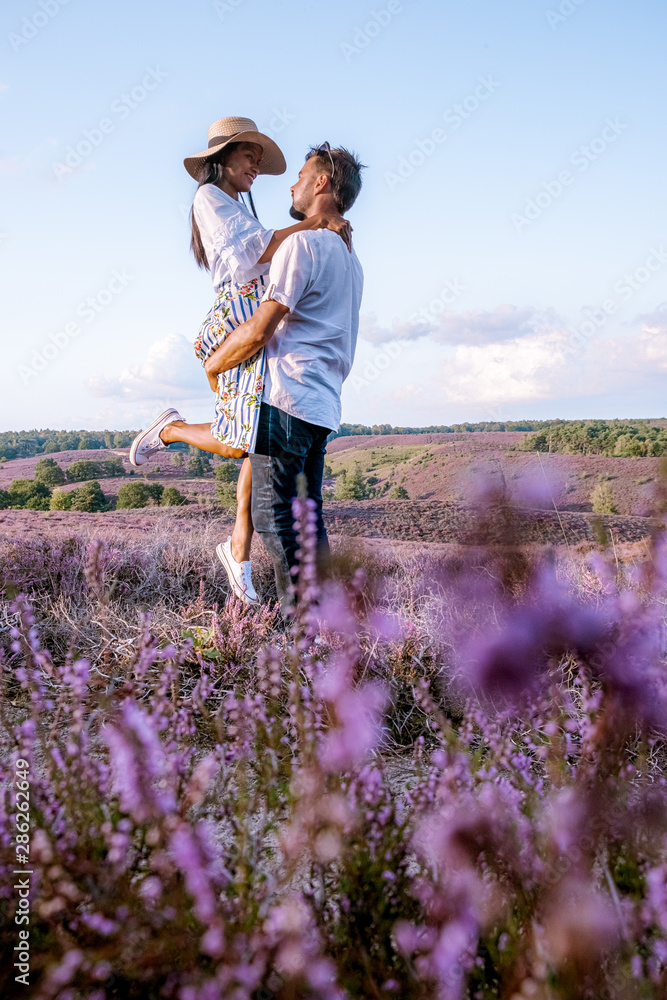 Φωτογραφία young couple visiting the blooming Heather field Posbank Veluwezoom in the Nethe