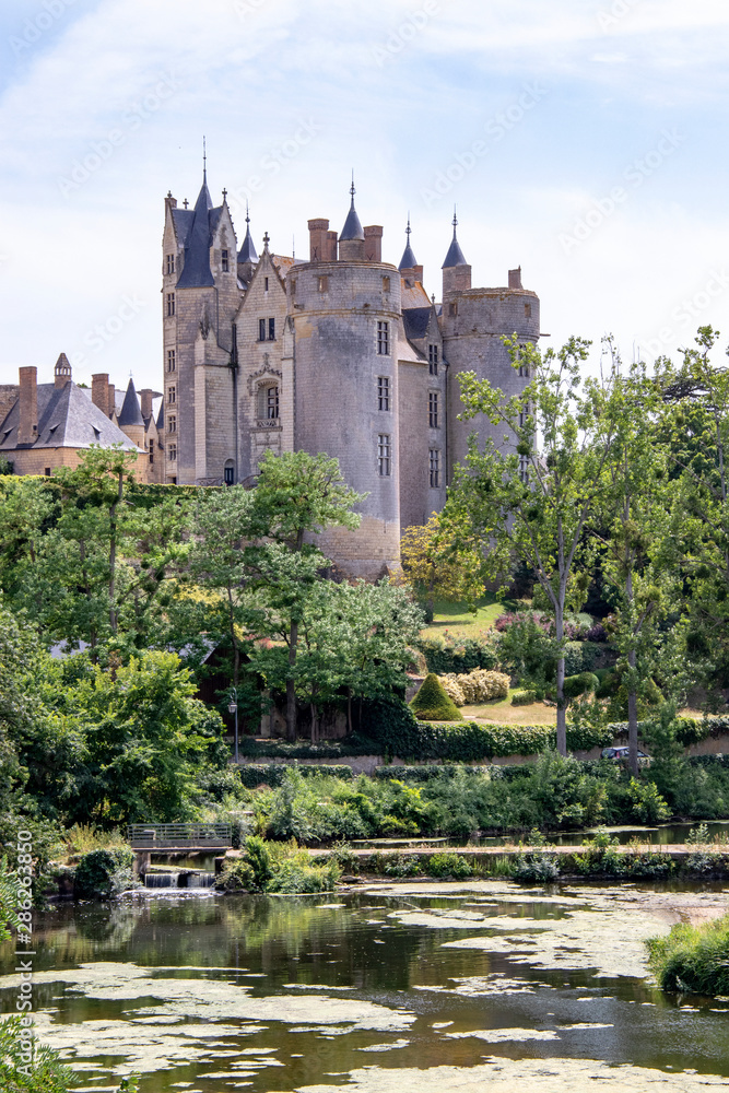 Montreuil-Bellay. Le château et rivière le Thouet. Maine-et-Loire. Pays de Loire	