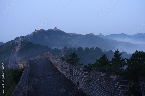 La Grande Muraille de Chine au lever du soleil