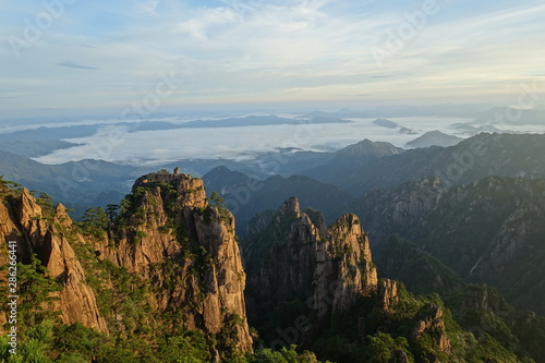 Montagnes Huangshan Chine au lever du soleil avec la mer de nuages