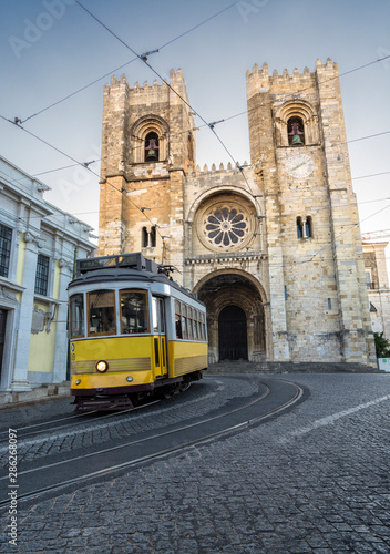 Tranvía en la catedral de Lisboa, Portugal