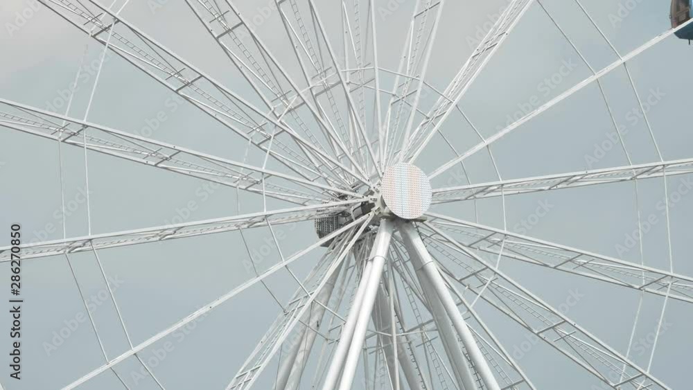 24049_The_bars_of_the_ferris_wheel_turning_around.mov 24049_The_bars_of_the_ferris_wheel_turning_around.mov
