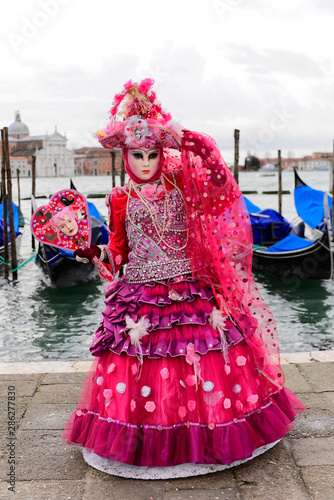 Frau mit traditioneller venezianischer Maske, Portrait, Karneval in Venedig, Venetien, Italien ©  Egon Boemsch