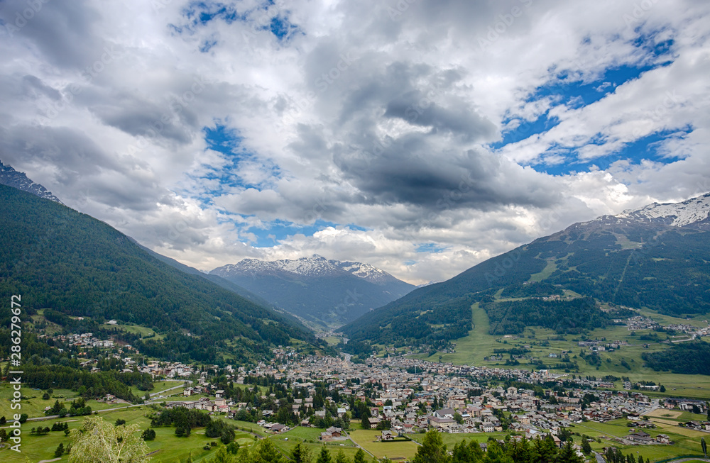 Obraz premium Top view of Bormio in summertime, an Italian town in the province of Sondrio in Lombardy and renowned winter and summer tourist resort in the Alps, Italy.