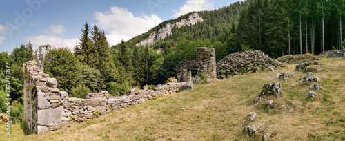 Maison en ruine du village de Valchevrière, Vercors, Isère, Auvergne-Rhône-Alpes, France