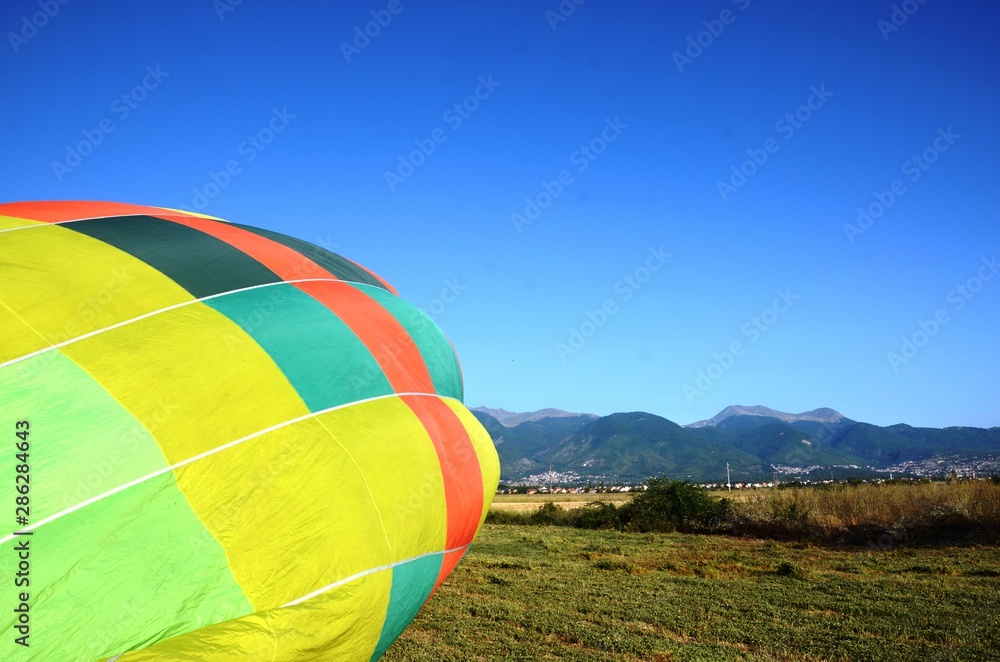 Fototapeta premium Macédoine du Nord : Préparation de la montgolfière dans la campagne de Struga (région d’Ohrid)